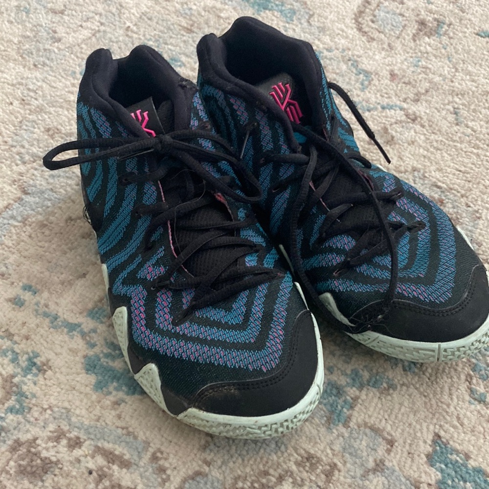 Nike Kyrie size 7
